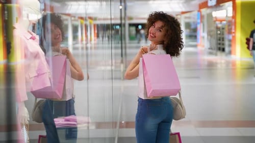 Un client heureux admirant les achats dans le centre commercial