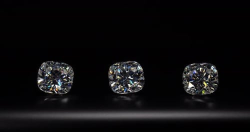 Funkelnde Diamanten auf schwarzem Hintergrund