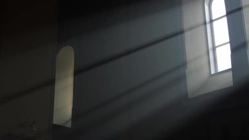 Lichtstrahlen, die aus dem alten Kirchenfenster kommen