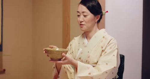 Japonés, persona bebiendo té para la tradición de la ceremonia, matcha a base de hierbas
