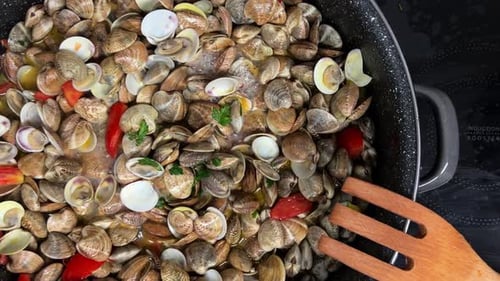 Dans une poêle bien
chaude, mélanger de délicieuses palourdes fraîches et des tomates à l'aide d'une fourchette en bois. Italie traditionnelle