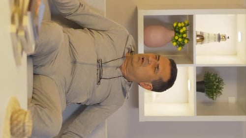 Vidéo verticale de L'homme qui se sent faible physiquement.