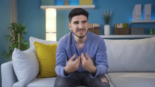 Wütend auf sich selbst ist der junge Mann wütend und traurig.