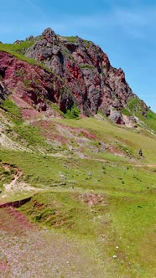 Felsformation von ungewöhnlicher grauer und roter Farbe.