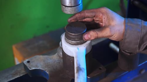 La mano de Turner pone diferentes detalles en una pila. Detalles metálicos apilados juntos.