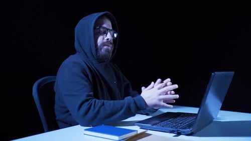 Gestresster Hacker depressiv.