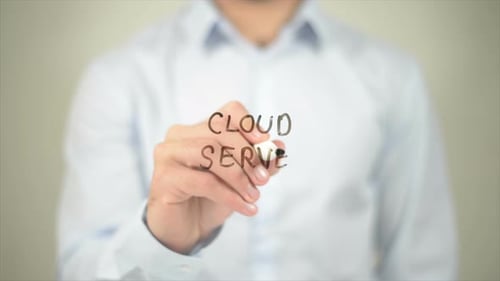 Cloud Server Man schreibt auf transparentem Bildschirm