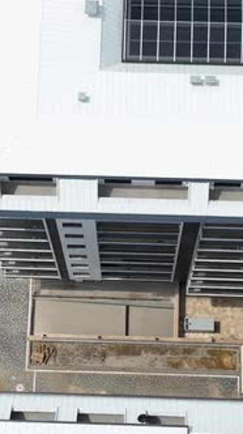 Vídeo vertical: construcción en curso: vista aérea de un edificio de varios pisos