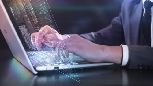 Geschäftsmann arbeitet am Laptop mit holographischer futuristischer Oberfläche
