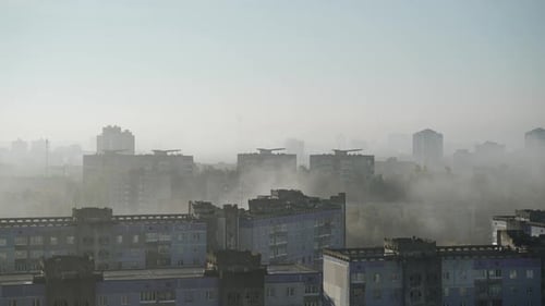 Manhã nublada de outono em área residencial densamente povoada da cidade grande