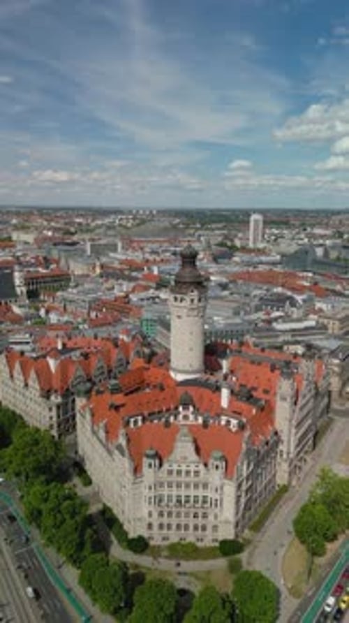 A vista aérea do drone da nova prefeitura e da cidade velha de Leipzig, Alemanha.
