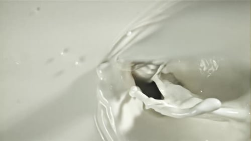 Frische Milch mit Spritzern, gefilmt mit einer Hochgeschwindigkeitskamera mit 1000 Bildern pro Sekunde