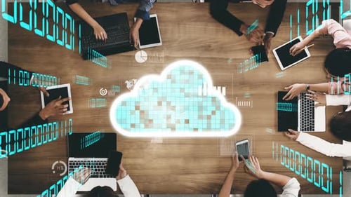 Reunião de negócios colaborativa com conceitos de análise de dados e computação em nuvem em uma mesa de madeira Sur