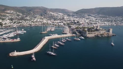 Fantastische Luftaufnahme der Burg von Bodrum und der Marina von Bodrum, Türkei