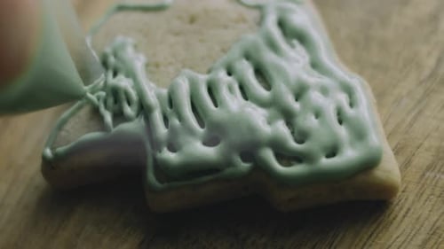 I Draw Gingerbread Cookies in a Fir Tree with Green Icing
