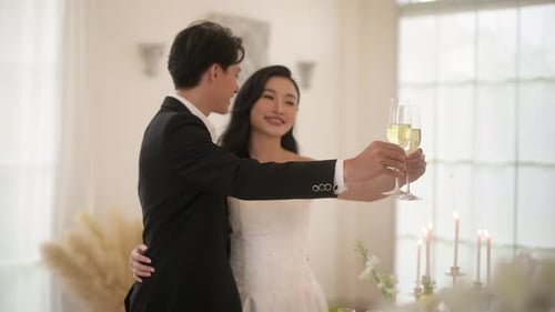 Noiva e noivo segurando taças de champanhe na cerimônia de casamento