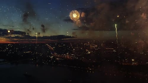 Luftfeuerwerk am Stadthimmel. Fliegendrohnen-Szene an Silvester.
Stadt