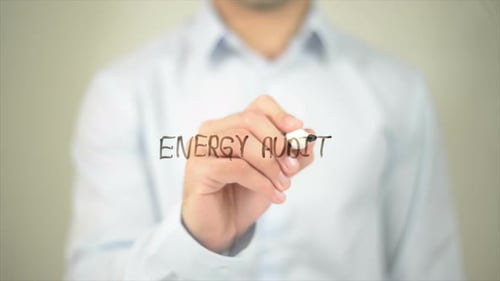 Auditoría energética, hombre escribiendo en pantalla transparente