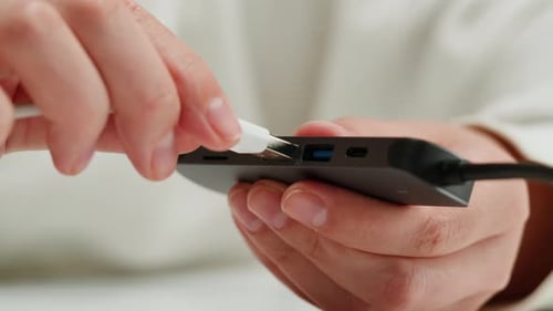 Verwendung eines speziellen Adapters mit vielen verschiedenen Anschlüssen (Nahaufnahmeadapter) mit Telefonkopfhörern (USB)