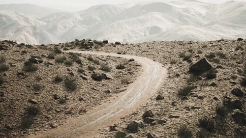 Sentier sinueux à travers les montagnes du Pamir au Tadjikistan pendant la journée