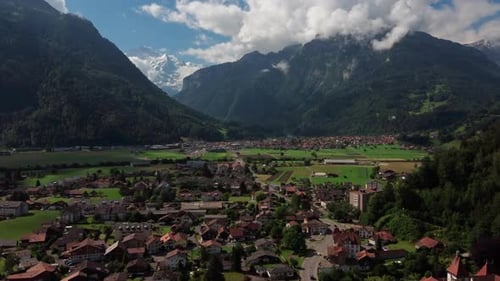 Voo aéreo sobre a cidade rural de Interlaken. Cercado pelos Alpes suíços de Bernese
Oberland