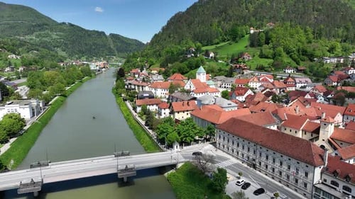 Vues aériennes pittoresques des châteaux, des villes et de la nature slovènes au printemps