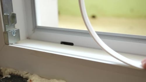 1. Uma vedação é fixada na moldura de plástico da porta. Manutenção de estruturas metal-plásticas. Energia-s