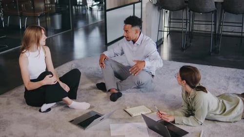 A reunião de equipe colaborativa em um ambiente de trabalho moderno é um ambiente diversificado