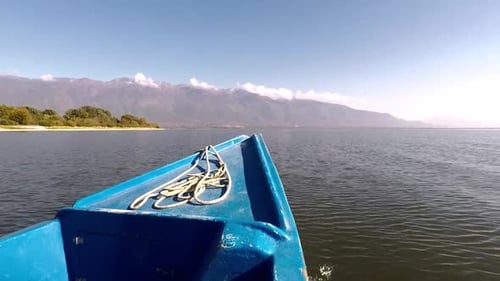 Un barco que se dirige hacia una montaña en un lago