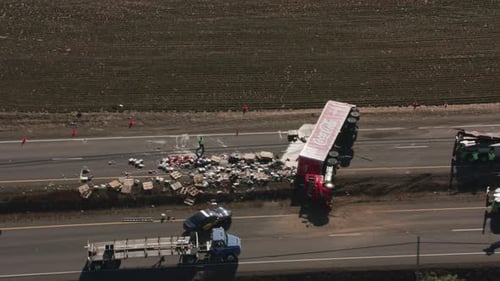 Dundee, Oregón, alrededor de 2018. Vista aérea del camión de Coca Cola volteado