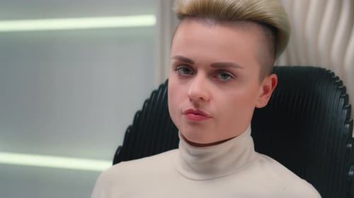 Mujer futurista caucásica seria, jugadora, hipster, mujer de negocios segura de sí misma, programadora