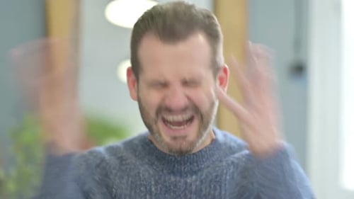 Mann mittleren Alters schreit vor Stress