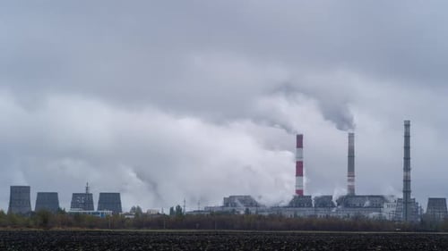 Zeitraffer eines Komplexes zur Herstellung von Erdölprodukten.
