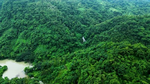 Die Szene erinnert an einen Wasserfall in den Bergen und enthüllt das üppige Grün