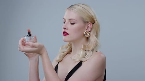 Elegância na beleza Uma mulher estilosa cativa com seu perfume e charme favoritos