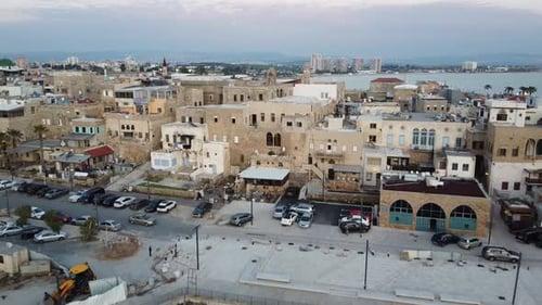 Revelación aérea sobre los históricos edificios de piedra de Akko, la antigua ciudad de Acre, Israel, durante la hermosa