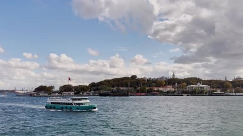 Fähren, Boote, Segelboote, Vögel, Wellenbrecher, Pier, Wellen im Meer bei bewölktem Wetter im Herbst