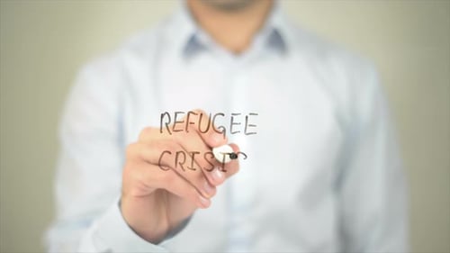 Flüchtlingskrise, Mann schreibt auf transparentem Bildschirm