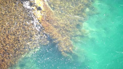 Luftaufnahme des ruhigen azurblauen Meeres und der vulkanischen Felsküste Kleine Wellen auf der Wasseroberfläche Natur Sommer