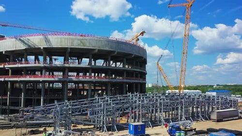 Detalles metálicos del techo del sitio de construcción del estadio de atletismo
