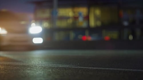 Autos, die am Abend auf der Stadtautobahn fahren, Nahaufnahme. Schnelle Fahrzeuge rauschen
auf der Straße