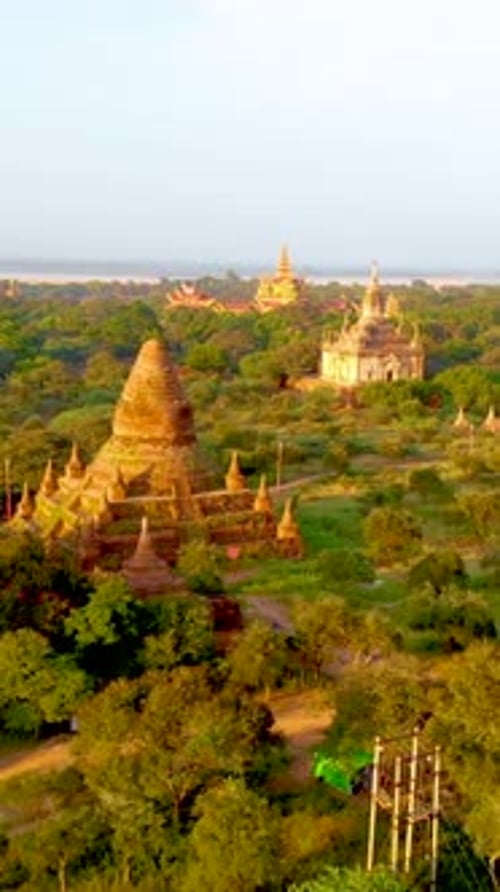 Lever de soleil au-dessus des temples et des pagodes de Bagan, Myanmar