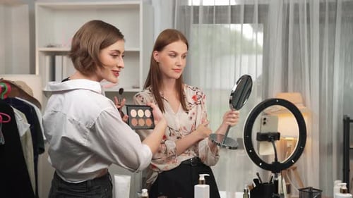 Dos parejas influyentes filman en vivo, vlog, reseña de video, maquillaje remilgado