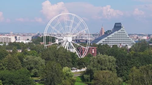 Bau des Aussichtsrads in Riga, Lettland