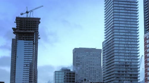 grúa construyendo una torre