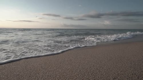 Zeitlupenvideo von kleinen Wellen, die sanft an der Küste eines schönen Mittelmeers krachen