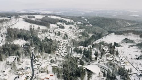 L'hiver dans le parc national du Harz. Vue aérienne par drone du village idyllique de Schierke au fond