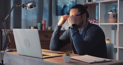 Un professionnel dévoué qui travaille intensément sur un ordinateur portable dans un espace de bureau moderne