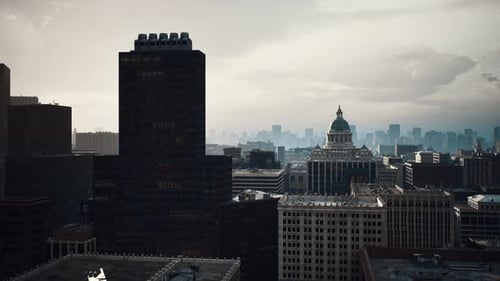 Paisaje urbano que muestra la renovación posterior a la tormenta, el horizonte matutino de la ciudad después de la tormenta con grúas