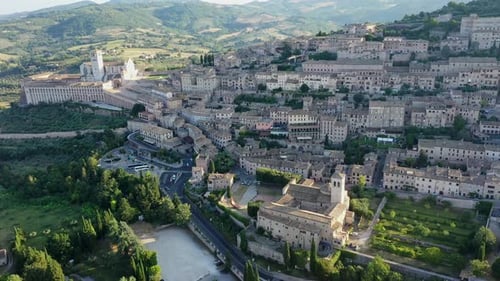 Vue aérienne de la partie centrale de la ville d'Assise depuis la forteresse médiévale Rocca Maggiore sur un